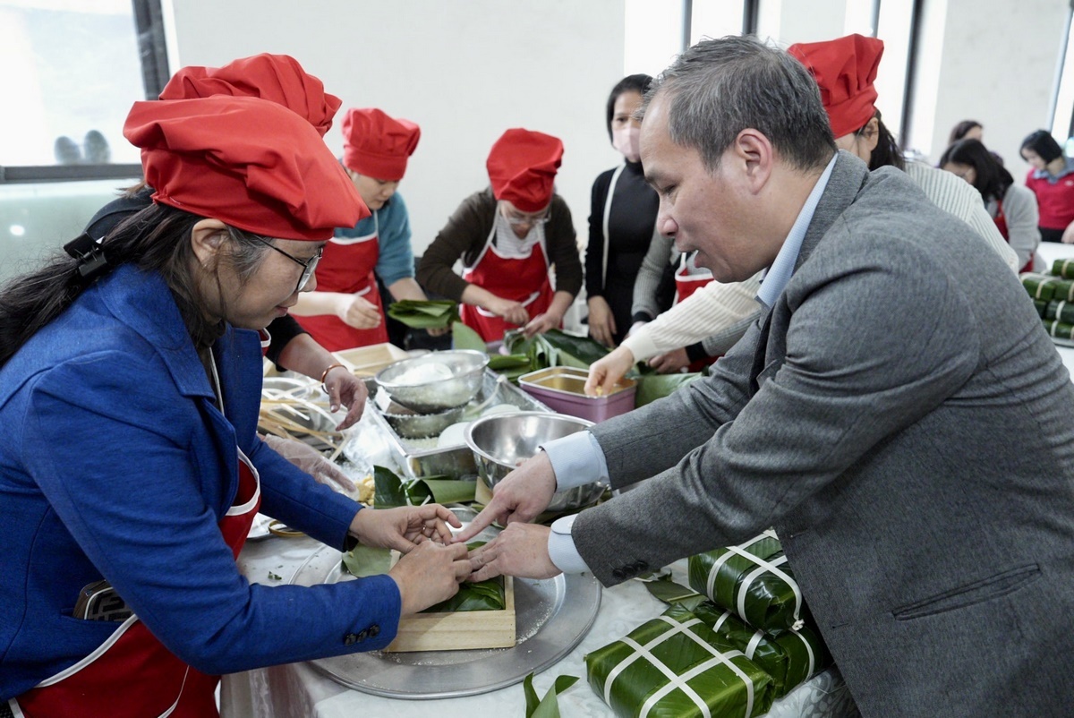 Sôi động hội thi Gói bánh chưng và bày mâm quả ngày Tết Sôi động hội thi Gói bánh chưng và bày mâm quả ngày Tết