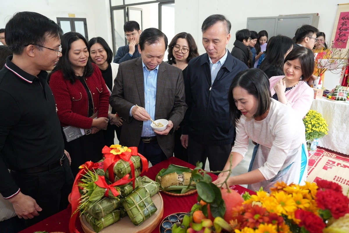 Sôi động hội thi Gói bánh chưng và bày mâm quả ngày Tết
