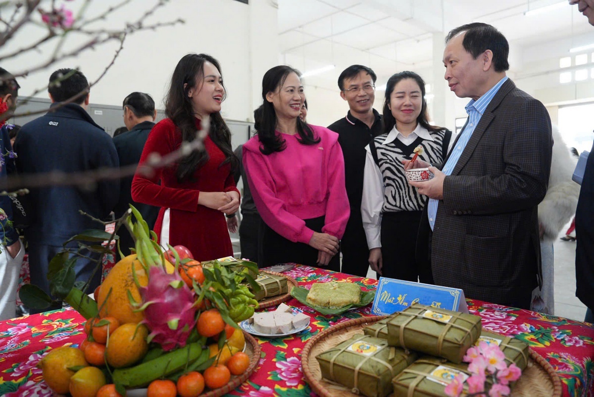 Sôi động hội thi Gói bánh chưng và bày mâm quả ngày Tết
