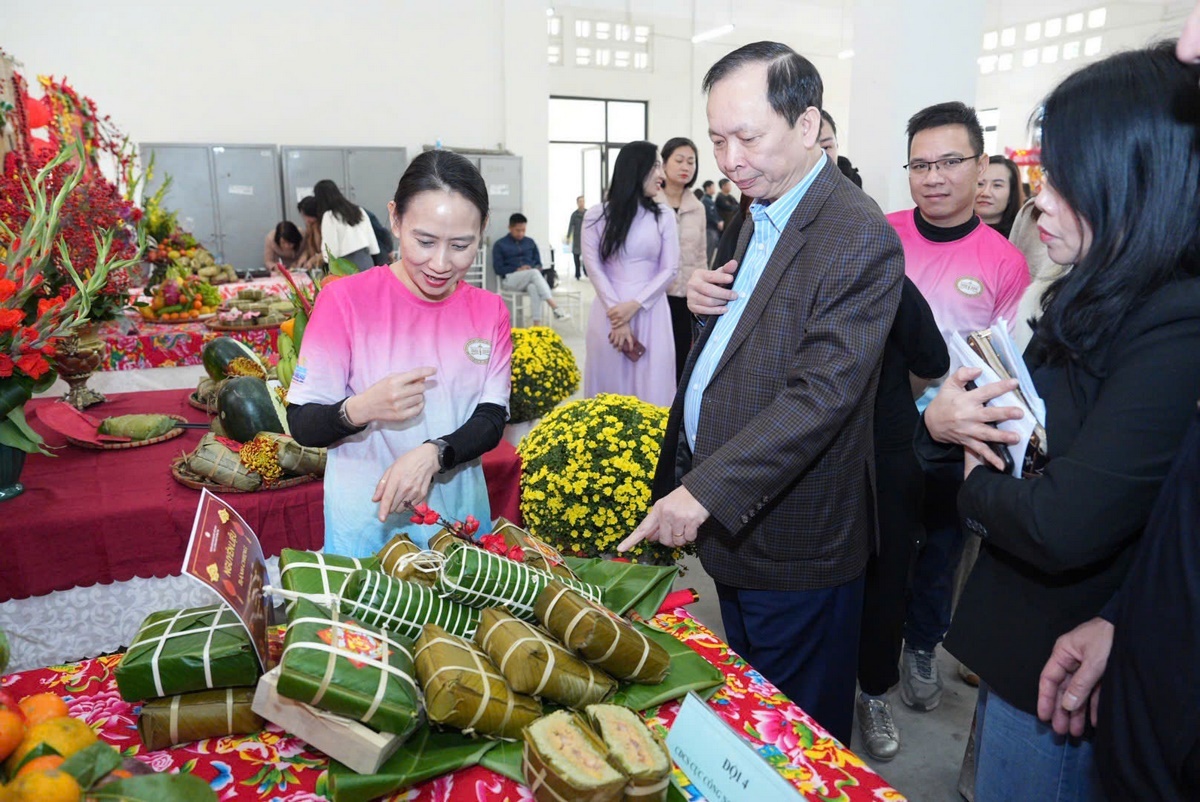 Sôi động hội thi Gói bánh chưng và bày mâm quả ngày Tết Sôi động hội thi Gói bánh chưng và bày mâm quả ngày Tết