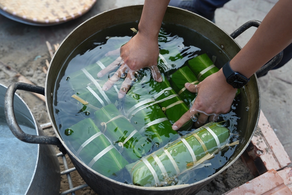 Sôi động hội thi Gói bánh chưng và bày mâm quả ngày Tết