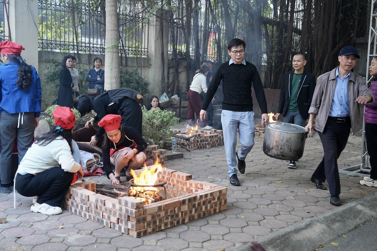 Sôi động hội thi Gói bánh chưng và bày mâm quả ngày Tết
