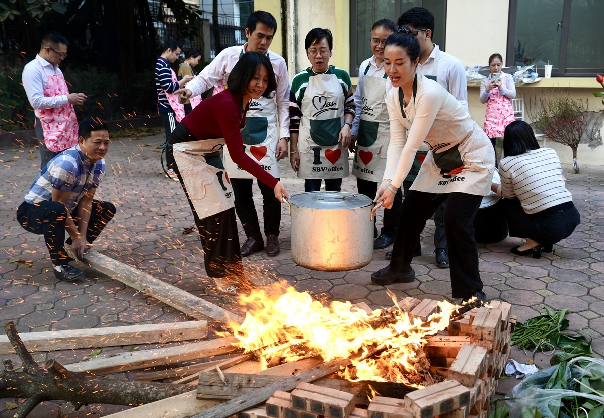 Sôi động hội thi Gói bánh chưng và bày mâm quả ngày Tết