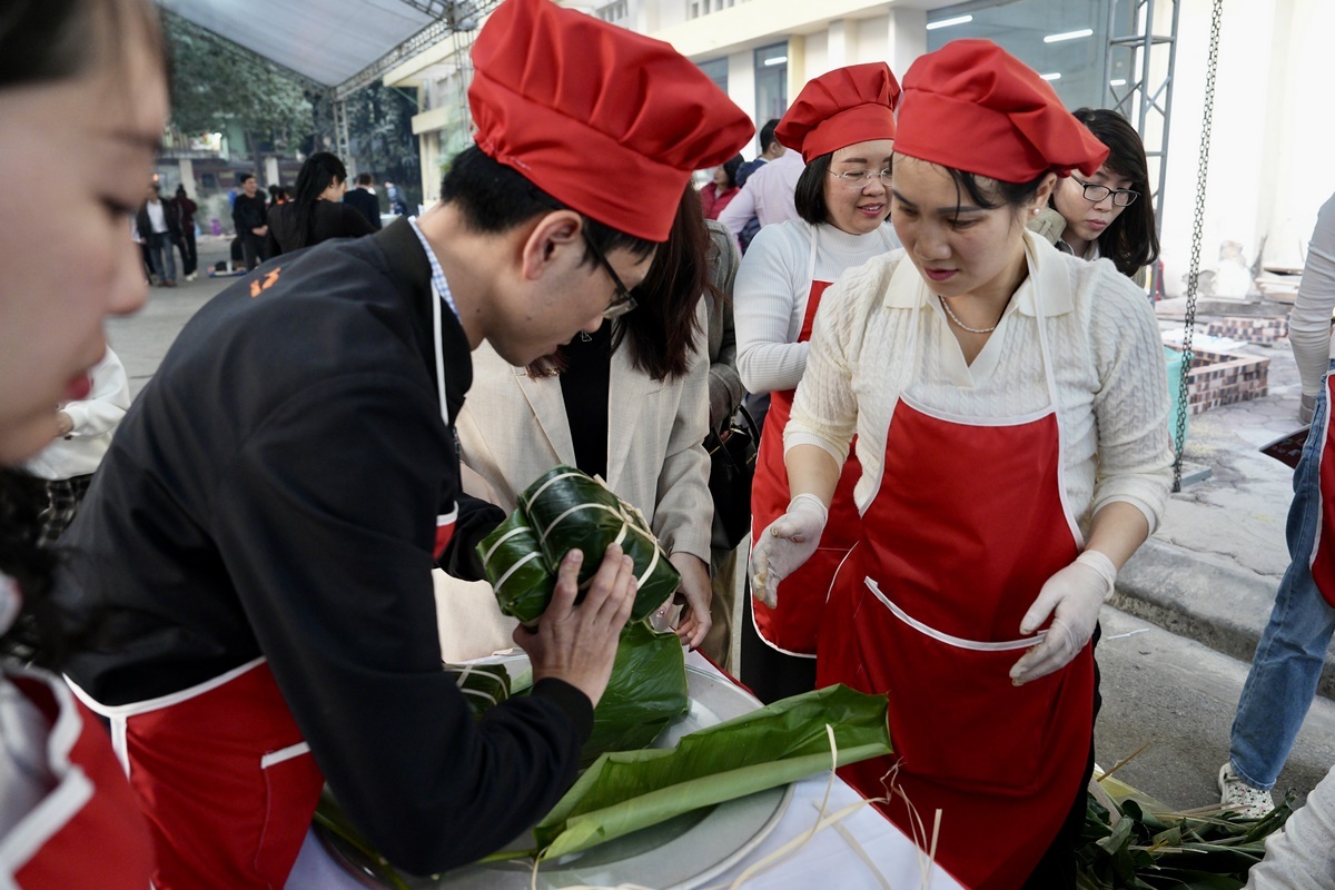 Sôi động hội thi Gói bánh chưng và bày mâm quả ngày Tết