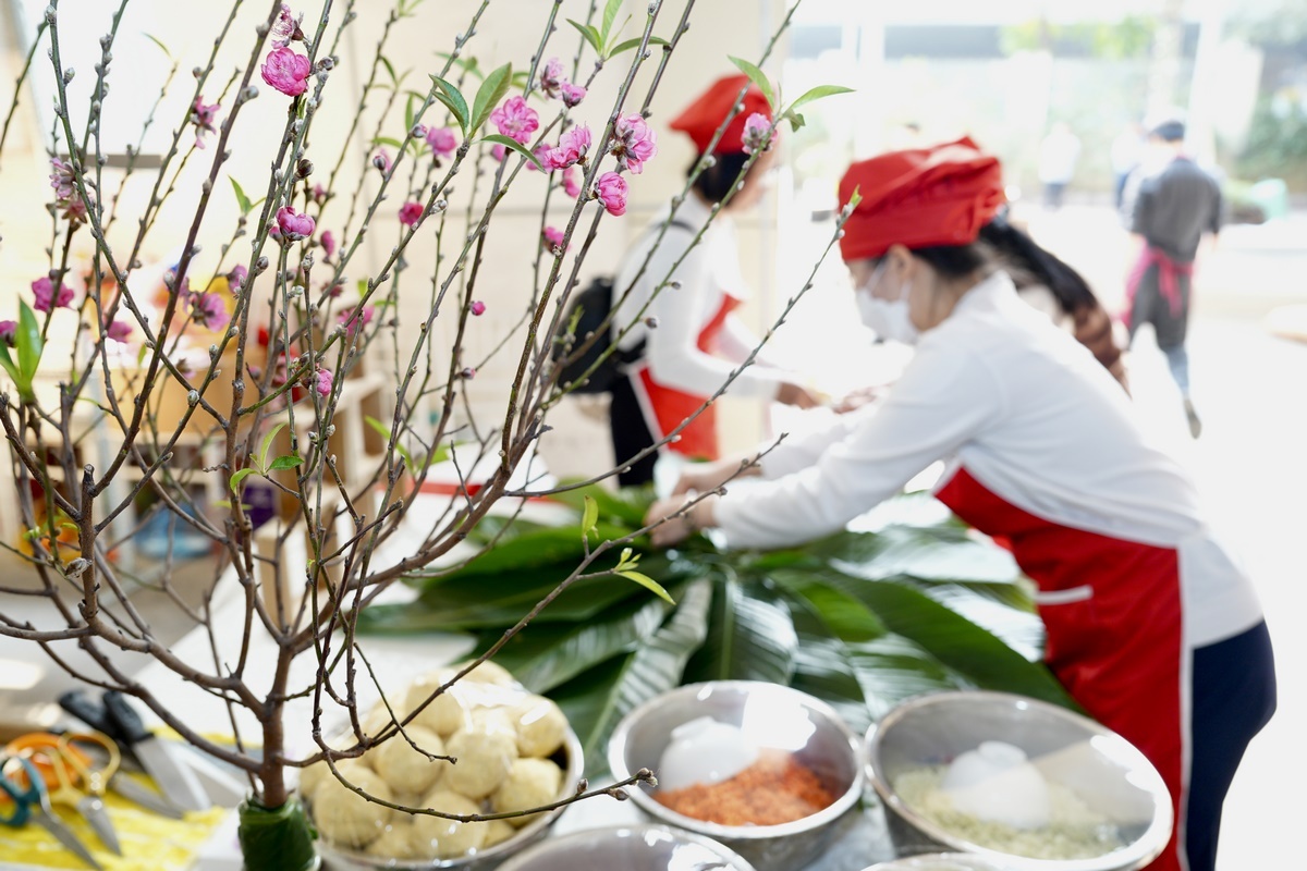 Sôi động hội thi Gói bánh chưng và bày mâm quả ngày Tết