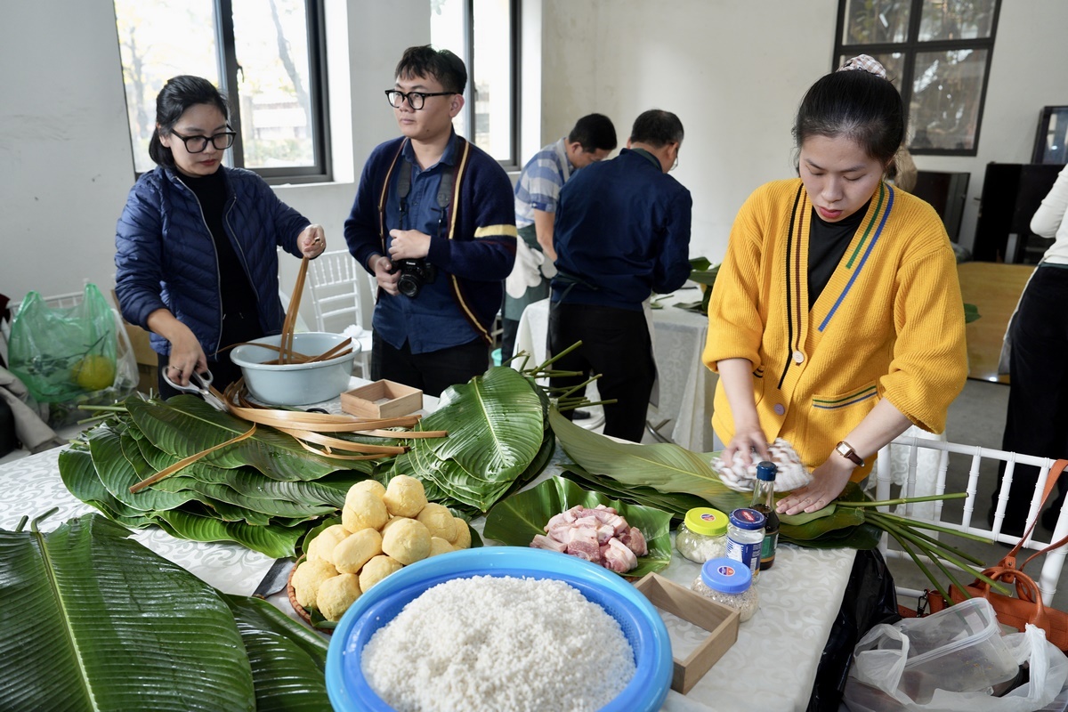 Sôi động hội thi Gói bánh chưng và bày mâm quả ngày Tết