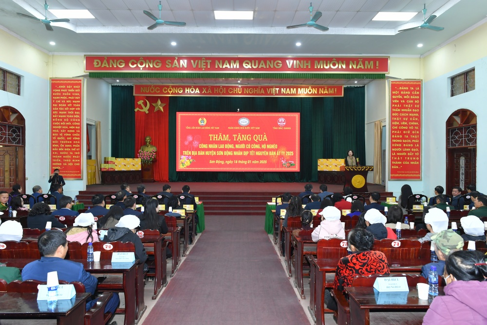 Trao quà Tết cho công nhân lao động, người có công, hộ nghèo tỉnh Bắc Giang