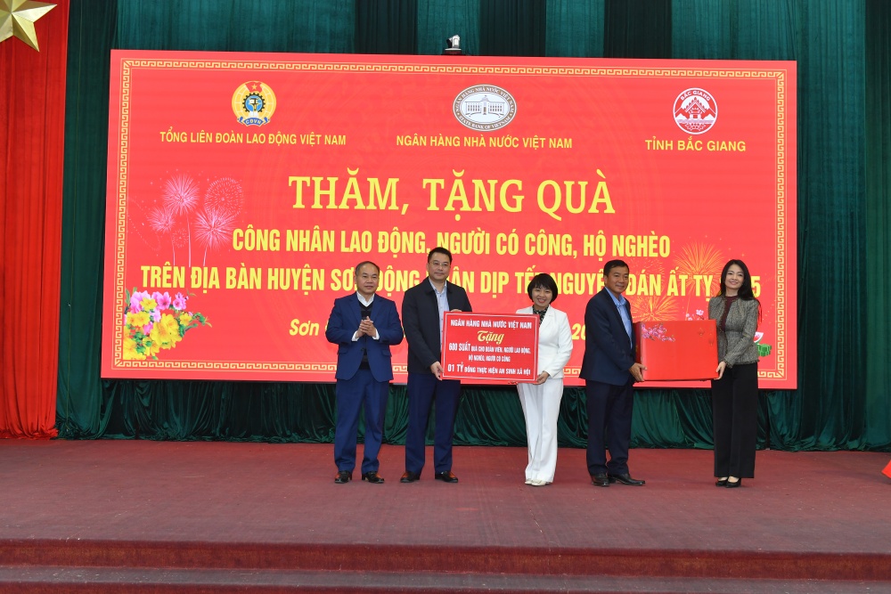 Trao quà Tết cho công nhân lao động, người có công, hộ nghèo tỉnh Bắc Giang