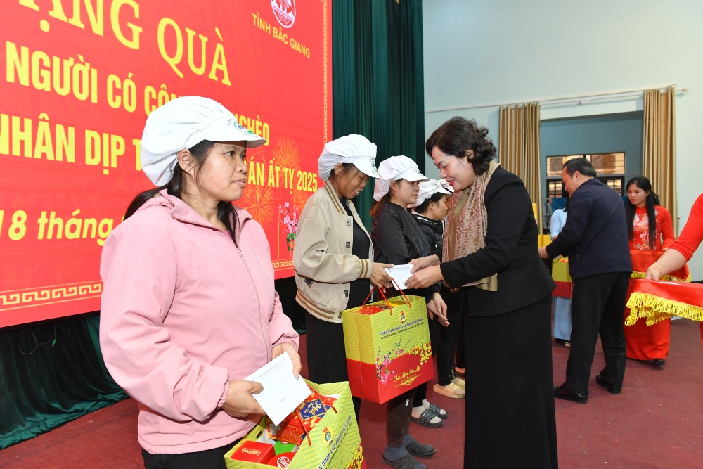 Trao quà Tết cho công nhân lao động, người có công, hộ nghèo tỉnh Bắc Giang