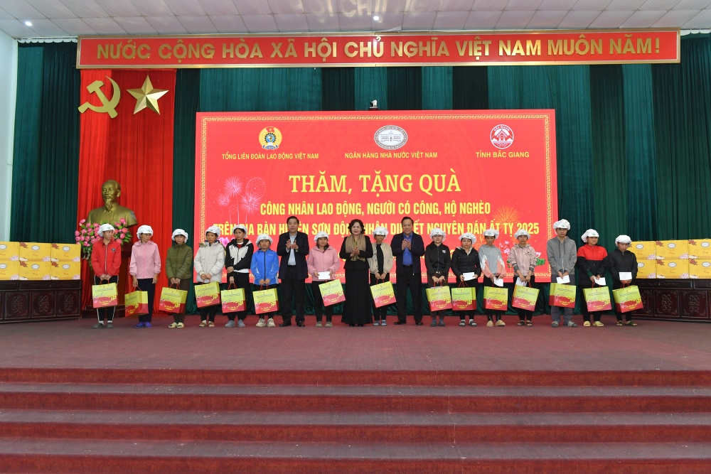 Trao quà Tết cho công nhân lao động, người có công, hộ nghèo tỉnh Bắc Giang