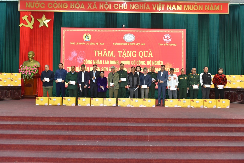 Trao quà Tết cho công nhân lao động, người có công, hộ nghèo tỉnh Bắc Giang