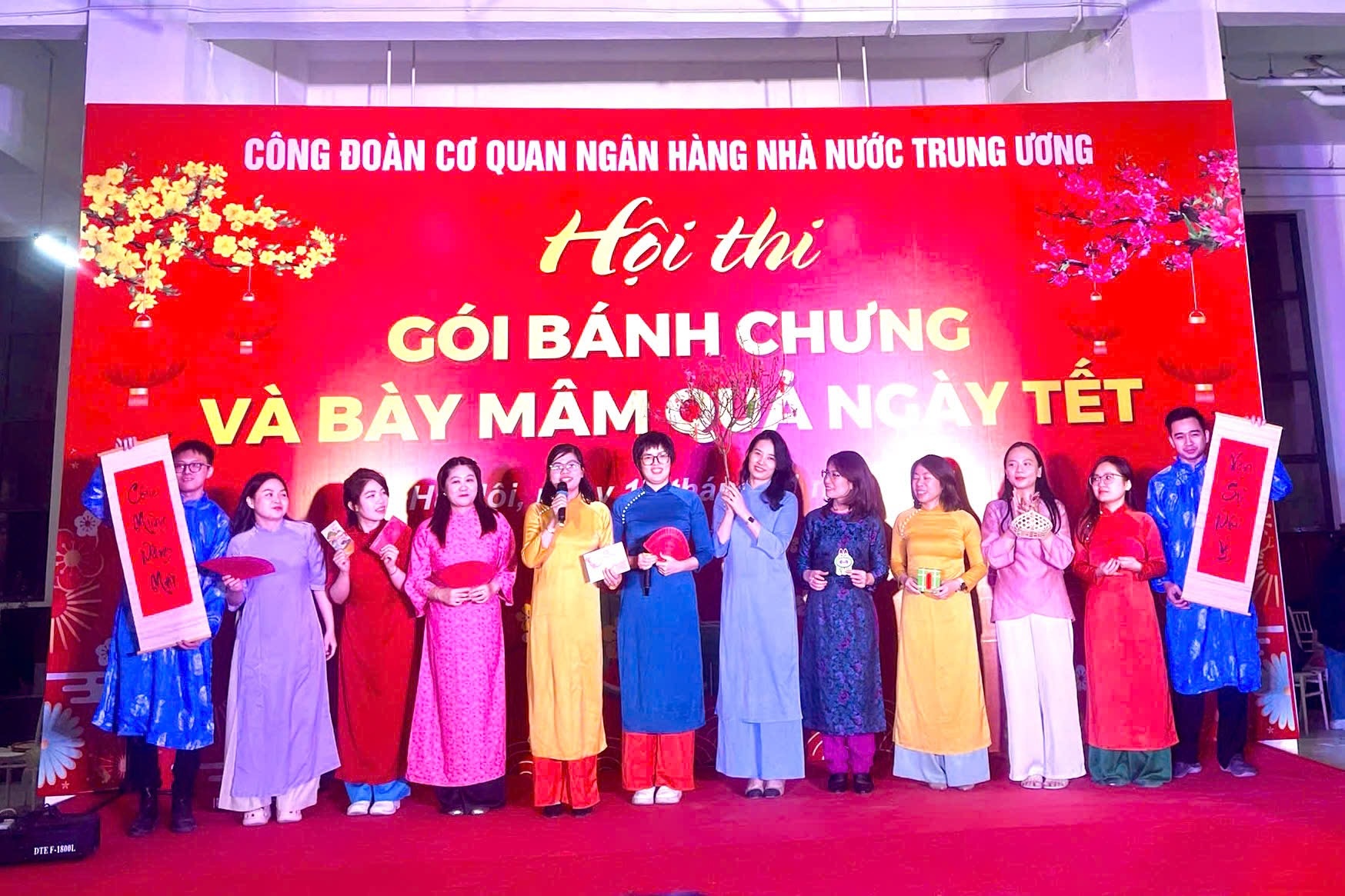 undefined Sôi động hội thi Gói bánh chưng và bày mâm quả ngày Tết