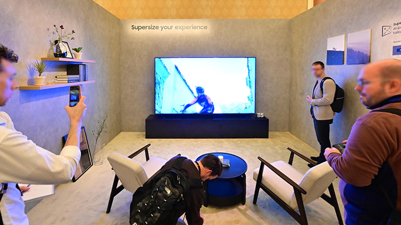 Kích thước khổng lồ của chiếc TV 115 inch từ Samsung thu hút sự chú ý của đông đảo quan khách. Dòng sản phẩm TV siêu lớn nay mở rộng sang các mẫu từ 98 inch như QN990F và QN90F, đến các mẫu 100 inch QN80F và mẫu 115 inch QN90F, mang đến trải nghiệm xem thực sự đắm chìm.