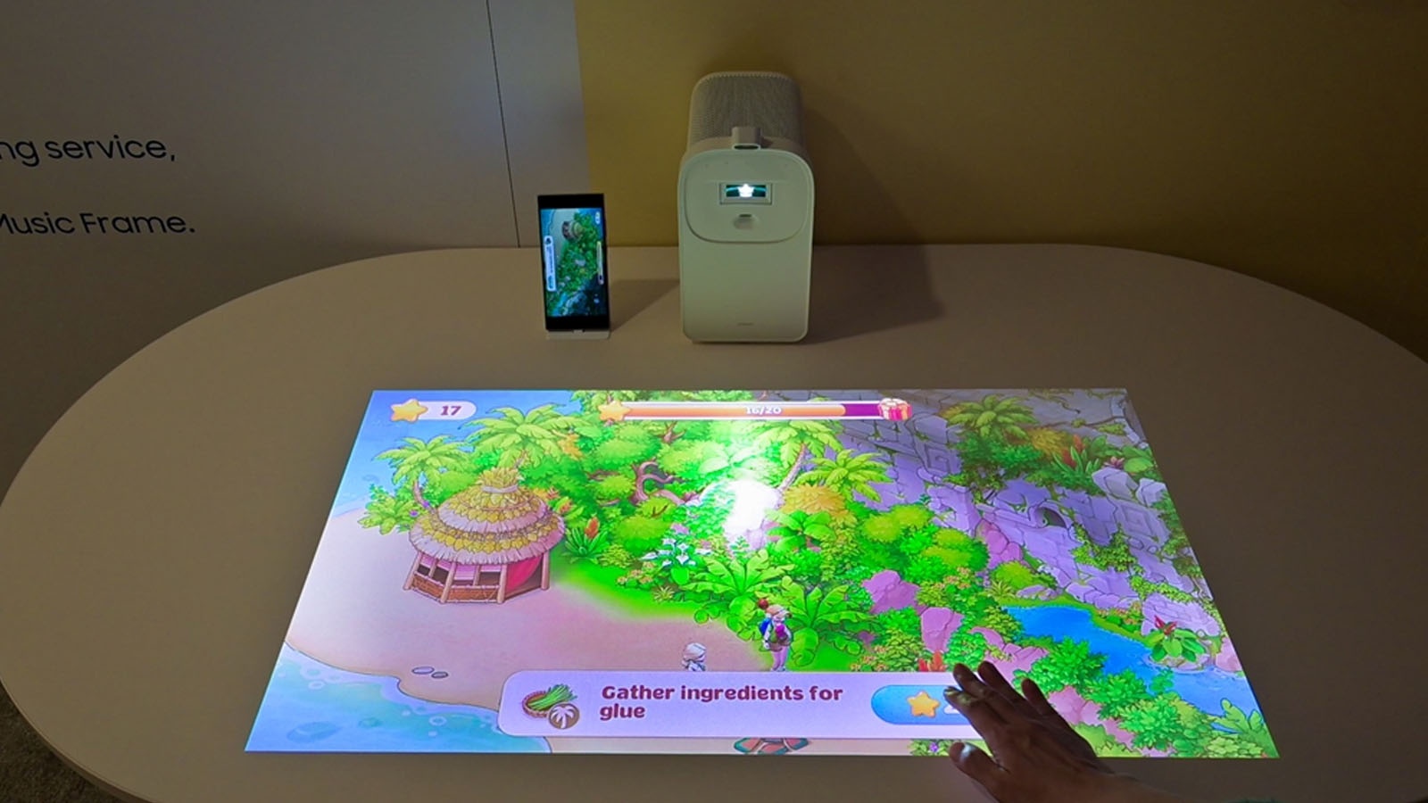 The Premiere 5, máy chiếu siêu gần (UST – ultra-short-throw) ba tia laser tương tác đầu tiên trong ngành, mang đến khả năng tương tác cảm ứng ngay trên màn hình chiếu. Người dùng có thể tham gia các hoạt động tương tác như vẽ hoặc chơi trò chơi xếp hình trực tiếp trên màn hình. The Premiere 5 trang bị màn hình siêu lớn lên đến 100 inch với chất lượng hình ảnh vượt trội, chỉ từ khoảng cách 43 cm.