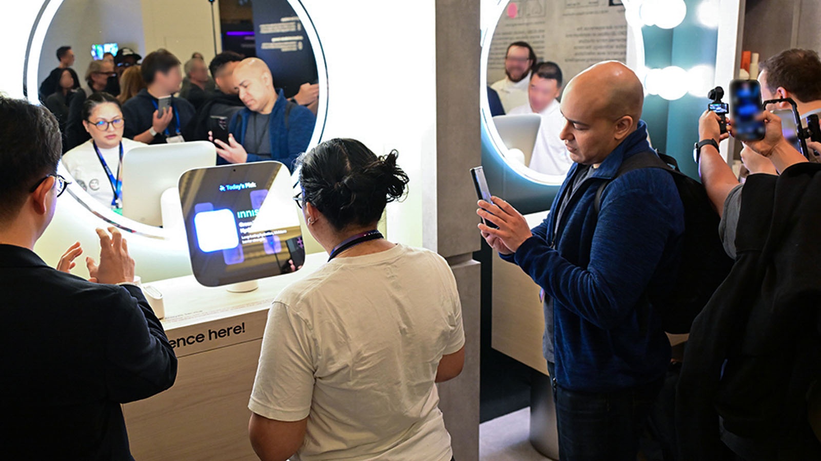 Quan khách thích thú với trải nghiệm tương tác phân tích tình trạng da và được đề xuất giải pháp làm đẹp cá nhân thông qua MICRO LED Beauty Mirror. Được Samsung và Amorepacific hợp tác phát triển, sản phẩm màn hình này giúp phân tích các loại da và đưa ra các khuyến nghị phù hợp. Nhờ độ rõ nét và độ phản chiếu hình ảnh vượt trội, MICRO LED Beauty Mirror cũng giành được giải thưởng “Best of Innovation” tại CES 2025.