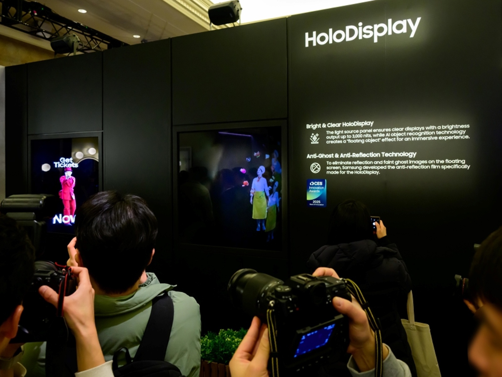 HoloDisplay sở hữu công nghệ chống biến dạng và chống chói tiên tiến của Samsung, mang đến trải nghiệm hình ảnh độc đáo với màn hình lơ lửng giữa không trung, mở ra những tiềm năng mới cho việc trưng bày và trình chiếu. Nhờ thiết kế đột phá và tính năng vượt trội, sản phẩm này đã vinh dự nhận giải thưởng “Best of Innovation” tại CES 2025.