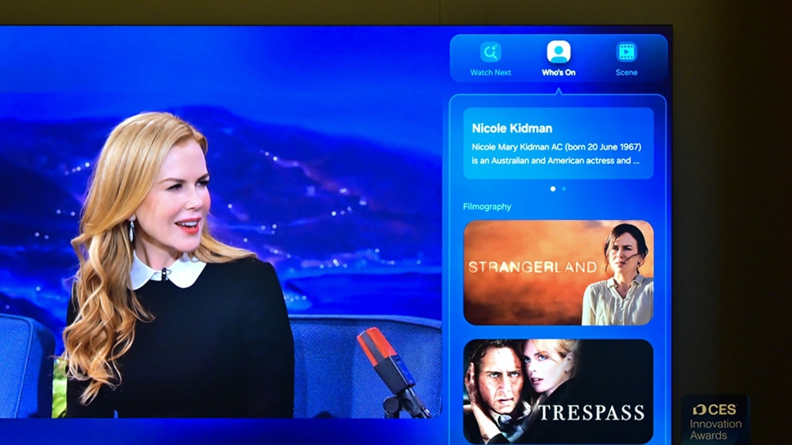 Để sử dụng tính năng Click to Search, người dùng có thể nhấp chuột vào người hoặc vật thể bằng nút AI chuyên dụng trên điều khiển từ xa trong lúc xem nội dung. Tính năng này xác định đối tượng đã chọn, truy xuất thông tin có liên quan và đề xuất nội dung trong các thể loại tương tự.