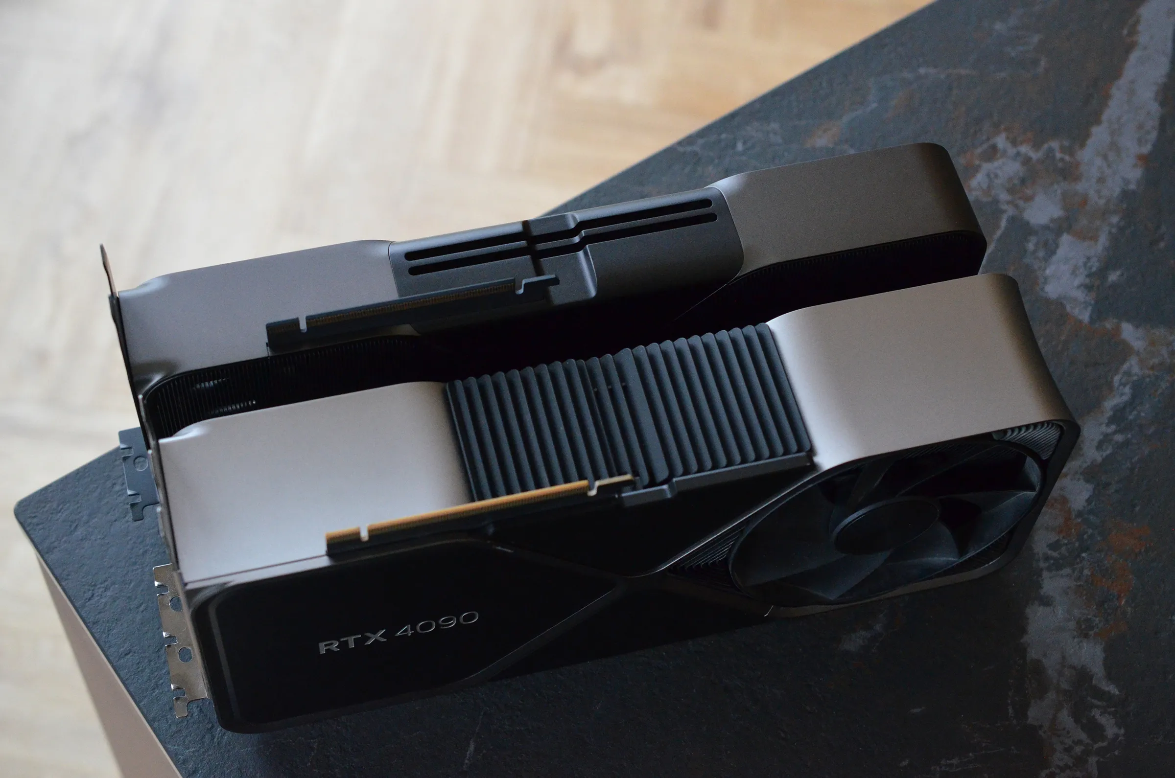 RTX 4090 dày hơn rất nhiều so với RTX 5090. Ảnh: Tom Warren / The Verge