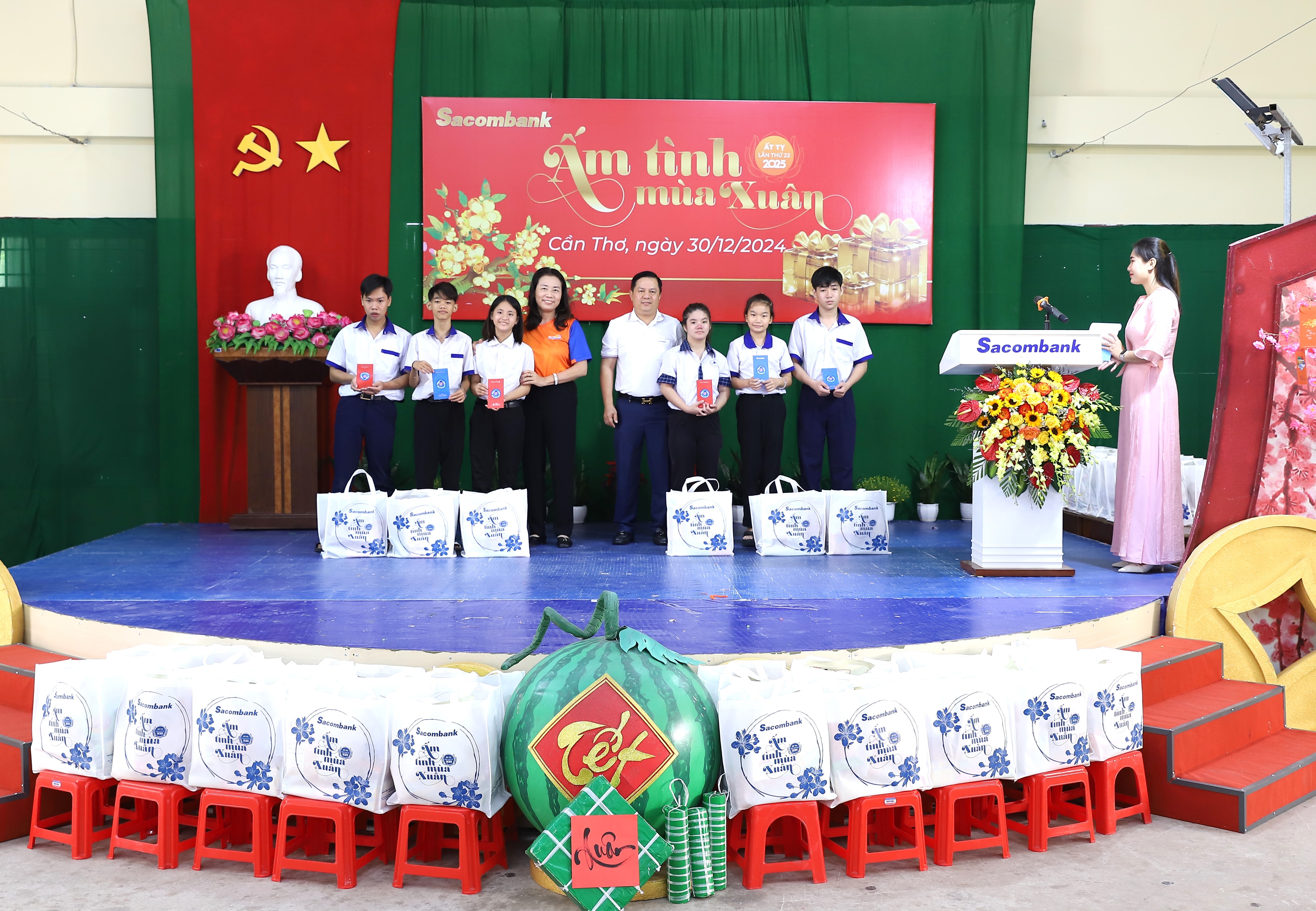 Bà Phạm Thị Thu Hằng - Thành viên HĐQT độc lập và ông Đào Nguyên Vũ - Phó TGĐ Sacombank trao quà tết cho các em nhỏ đang học tập tại Trường dạy trẻ khuyết tật TP. Cần Thơ Bà Phạm Thị Thu Hằng - Thành viên HĐQT độc lập và ông Đào Nguyên Vũ - Phó TGĐ Sacombank trao quà tết cho các em nhỏ đang học tập tại Trường dạy trẻ khuyết tật TP. Cần Thơ