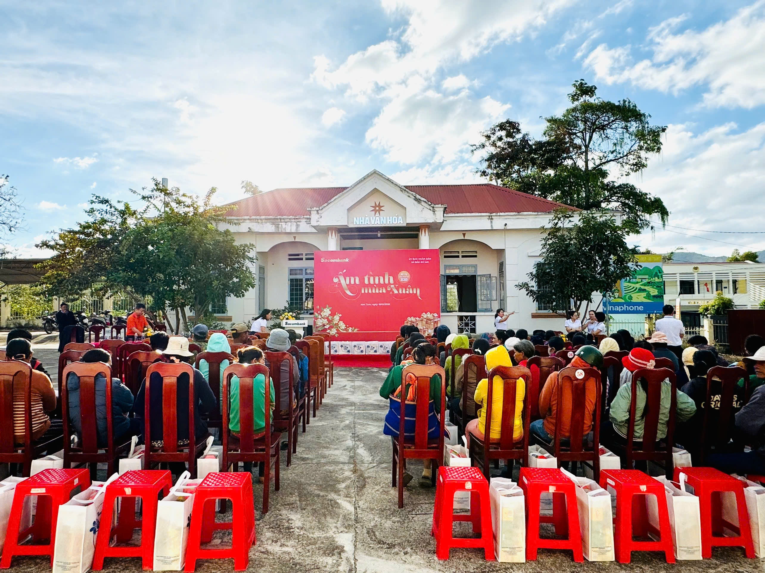 Không khí ấm áp, thân tình tại buổi trao quà Tết cho người dân xã Đăk Rơ Wa của Sacombank Kon Tum Không khí ấm áp, thân tình tại buổi trao quà Tết cho người dân xã Đăk Rơ Wa của Sacombank Kon Tum