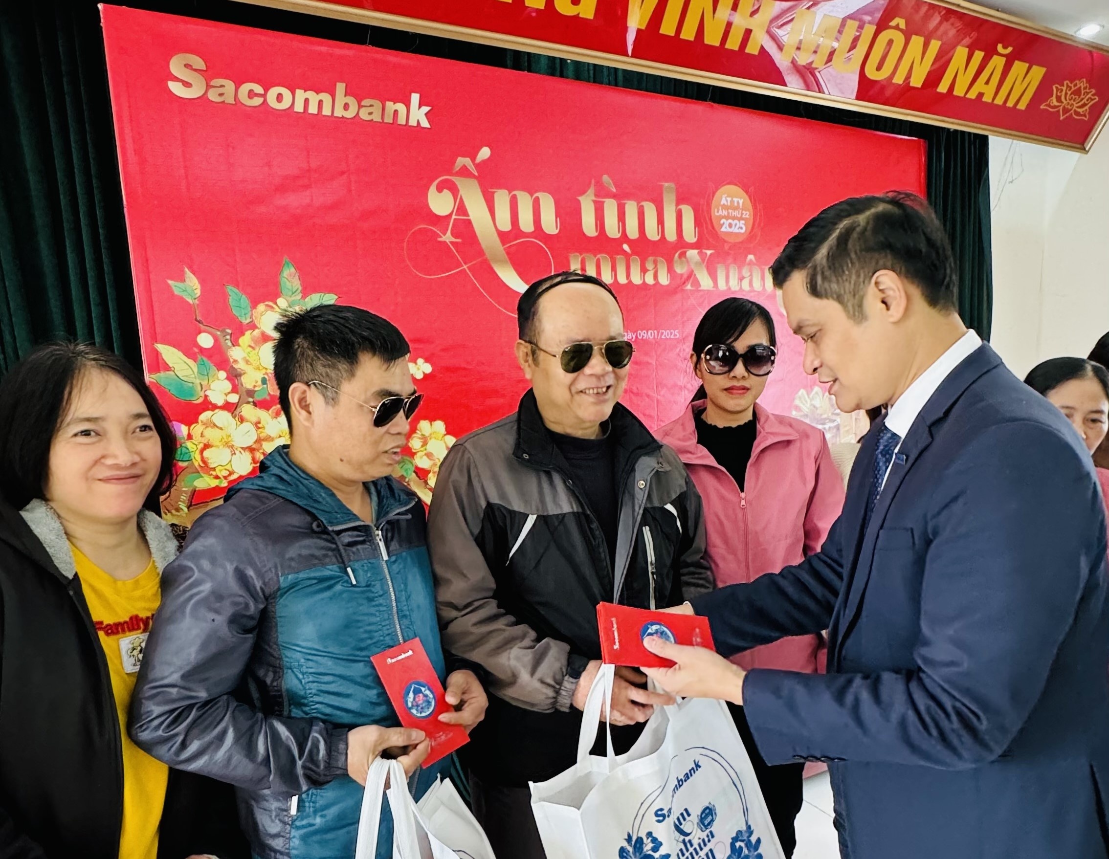 Ông Phạm Tiến Hưng - PGĐ Sacombank Thanh Trì trao quà tết đến các nạn nhân chất độc da cam có hoàn cảnh khó khăn thuộc Hội Nạn nhân chất độc da cam/dioxin huyện Thanh Trì Ông Phạm Tiến Hưng - PGĐ Sacombank Thanh Trì trao quà tết đến các nạn nhân chất độc da cam có hoàn cảnh khó khăn thuộc Hội Nạn nhân chất độc da cam/dioxin huyện Thanh Trì