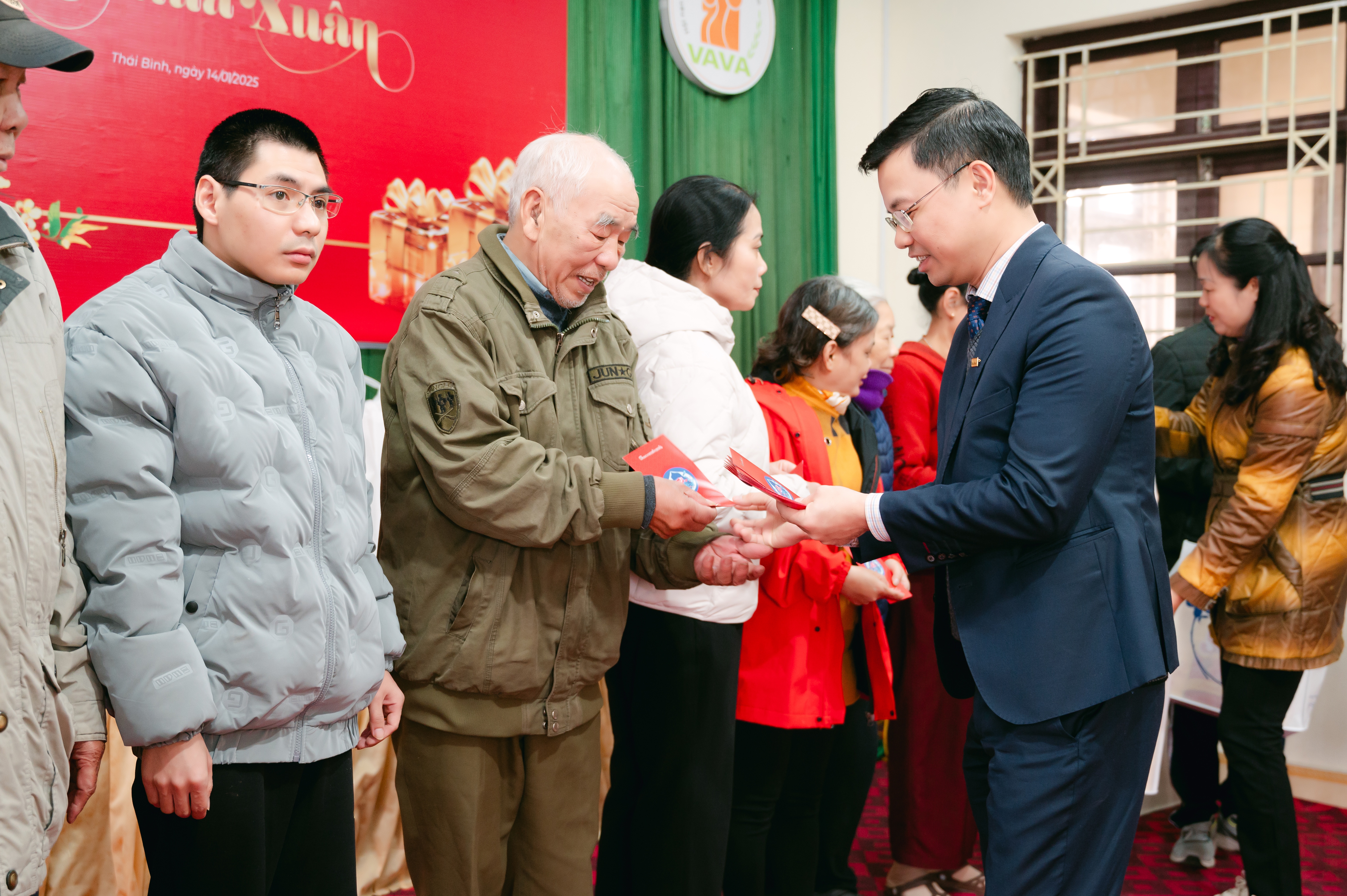 Ông Nguyễn Đăng Dũng - Giám đốc Sacombank Thái Bình trao lì xì tết cho các nạn nhân chất độc da cam/Dioxin Thái Bình Ông Nguyễn Đăng Dũng - Giám đốc Sacombank Thái Bình trao lì xì tết cho các nạn nhân chất độc da cam/Dioxin Thái Bình