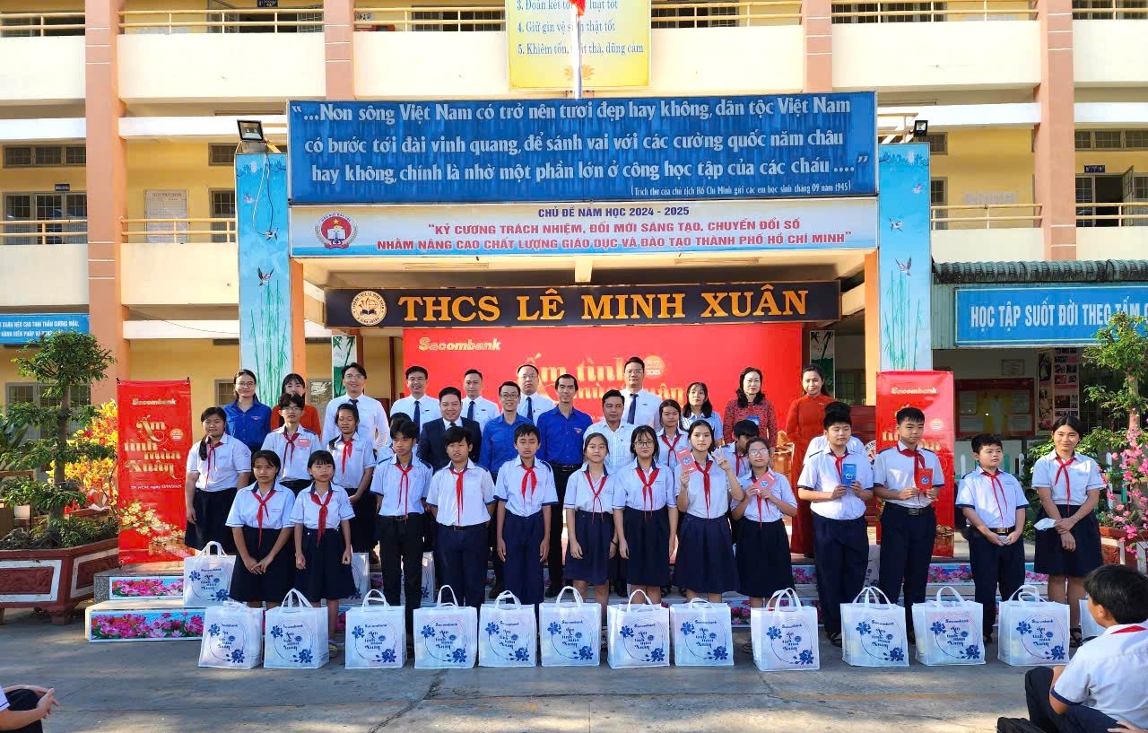 Các đại biểu và BLĐ Sacombank Bình Chánh chụp hình lưu niệm cùng các em học sinh tại trường THCS Lê Minh Xuân Các đại biểu và BLĐ Sacombank Bình Chánh chụp hình lưu niệm cùng các em học sinh tại trường THCS Lê Minh Xuân