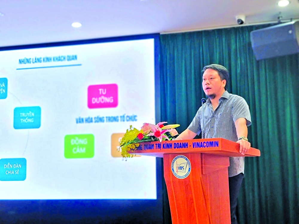 Ông Nguyễn Hoàng Phương chia sẻ tại một diễn đàn về phát triển thương hiệu Ông Nguyễn Hoàng Phương chia sẻ tại một diễn đàn về phát triển thương hiệu