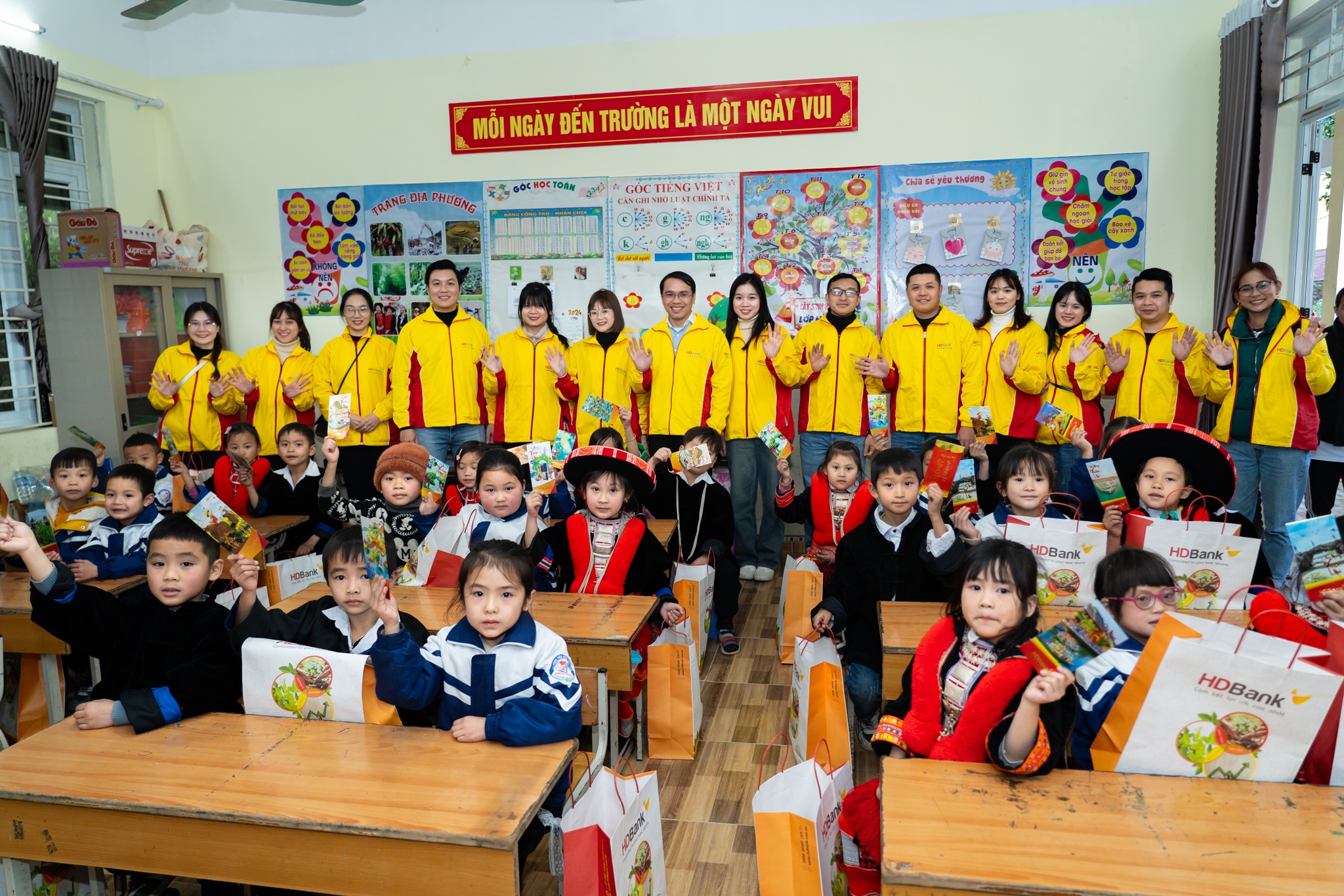 Chương trình đã trao tặng 100 suất quà Tết cho các em học sinh có hoàn cảnh khó khăn và 10 suất học bổng cho học sinh nghèo vượt khó Chương trình đã trao tặng 100 suất quà Tết cho các em học sinh có hoàn cảnh khó khăn và 10 suất học bổng cho học sinh nghèo vượt khó