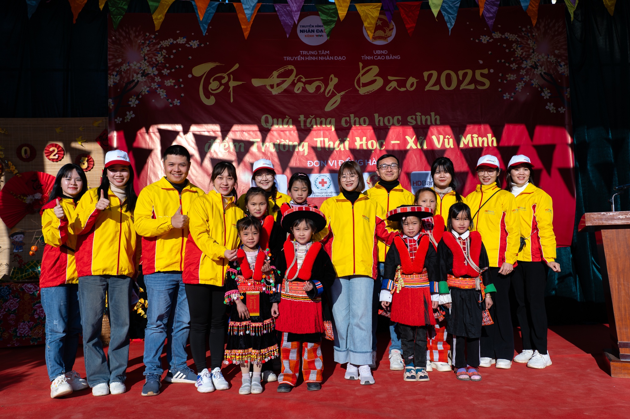 Chương trình đã trao tặng 100 suất quà Tết cho các em học sinh có hoàn cảnh khó khăn Chương trình đã trao tặng 100 suất quà Tết cho các em học sinh có hoàn cảnh khó khăn