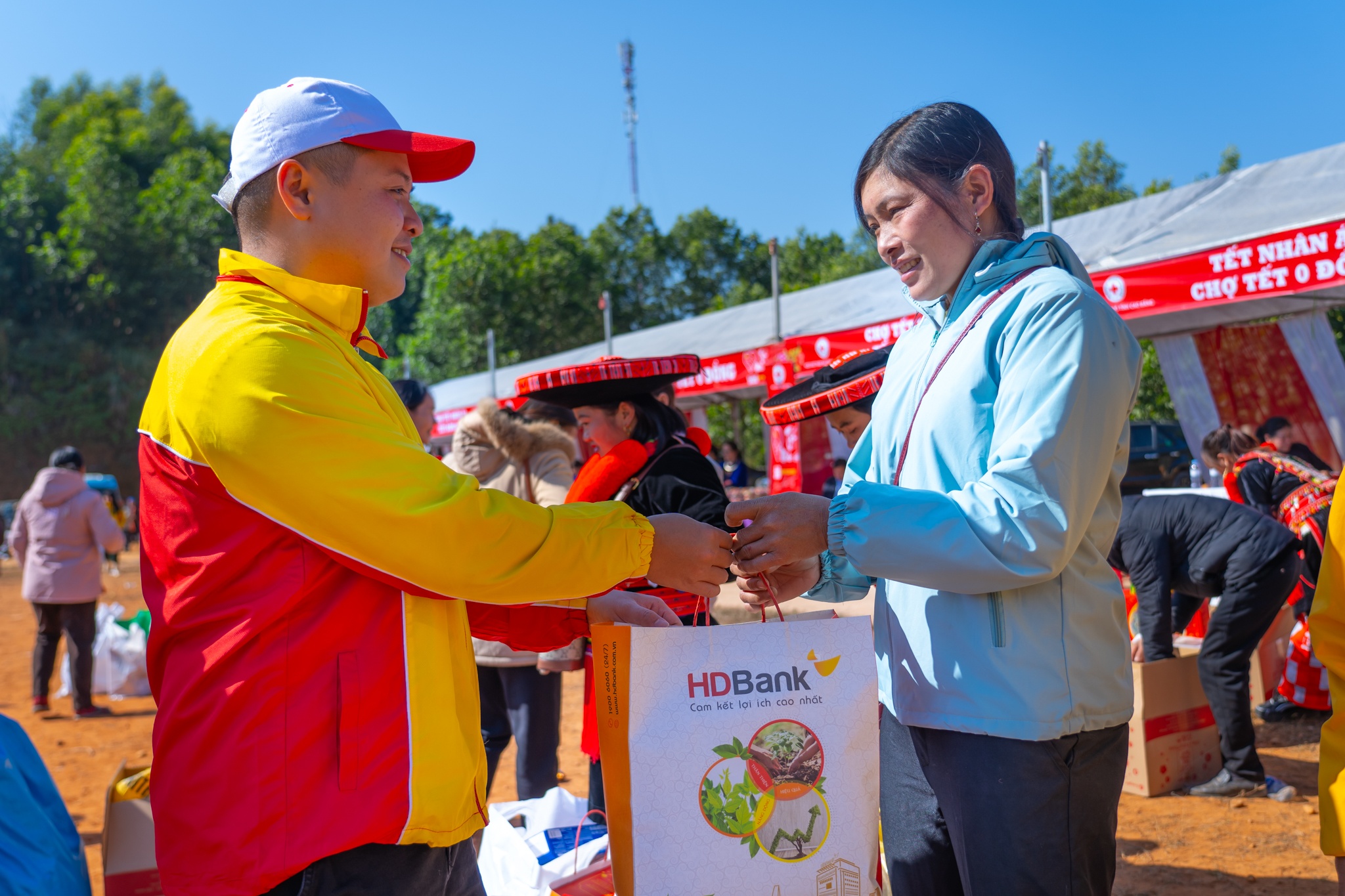 HDBank tặng quà cho bà con tại Hội chợ Tết 0 đồng HDBank tặng quà cho bà con tại Hội chợ Tết 0 đồng