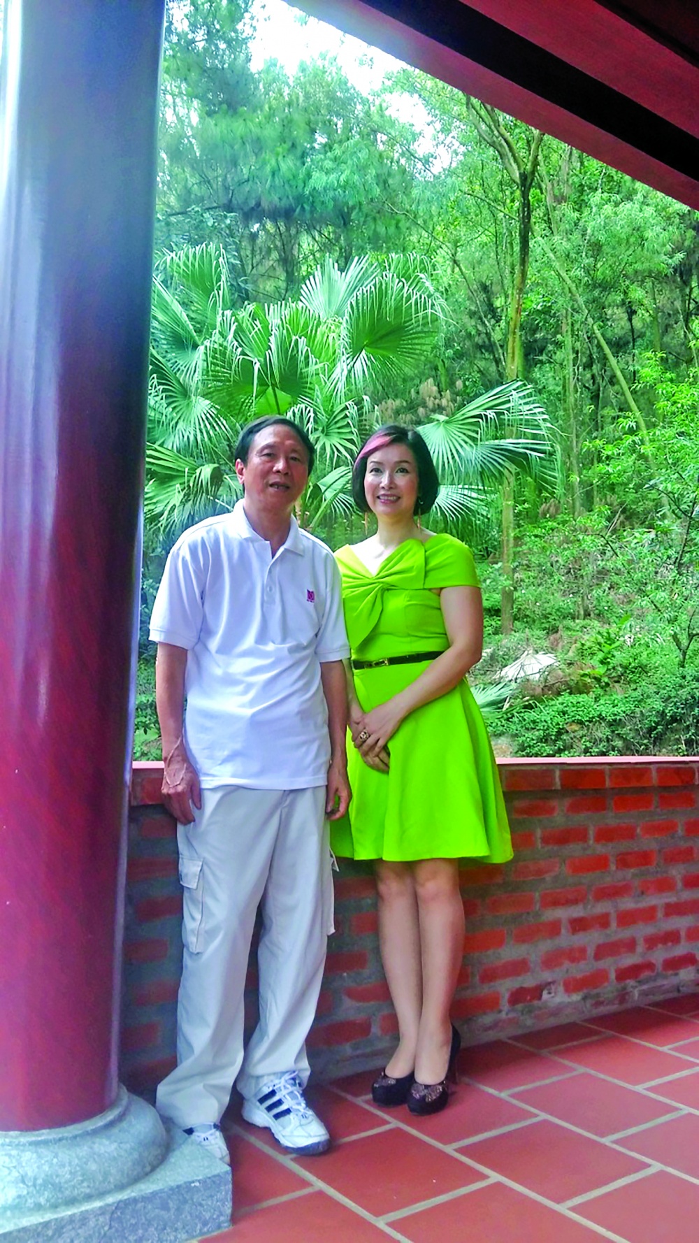 Hoa hậu Bùi Bích Phương thăm nhà thơ Dương Kỳ Anh tại nhà vườn Sóc Sơn 