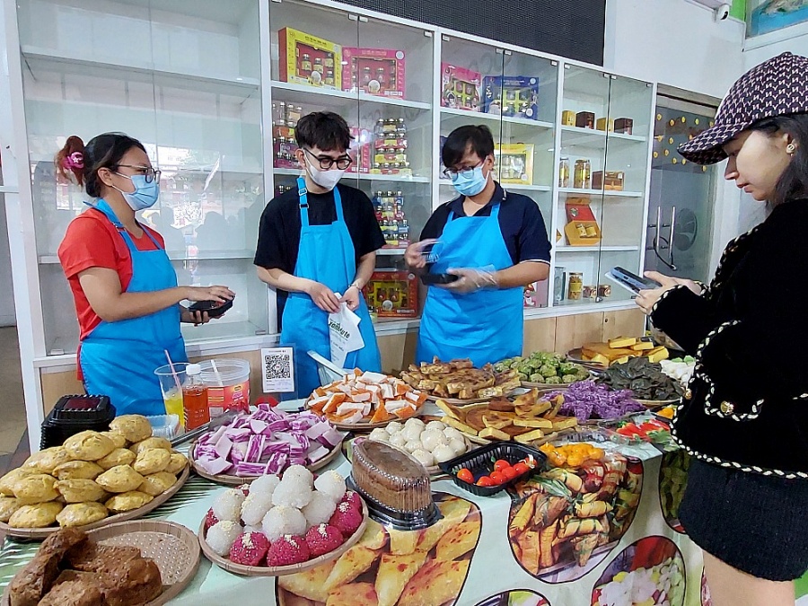 Người dân thỏa sức mua sắm nông đặc sản Người dân thỏa sức mua sắm nông đặc sản