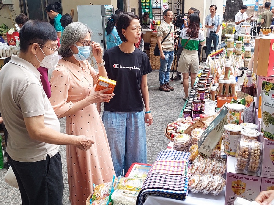 Người dân thỏa sức mua sắm nông đặc sản Người dân thỏa sức mua sắm nông đặc sản