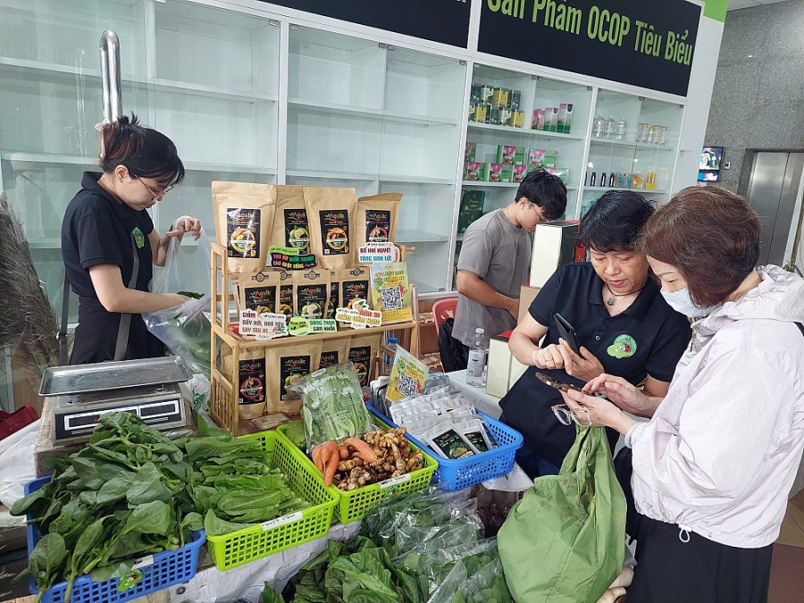 Người dân thỏa sức mua sắm nông đặc sản Người dân thỏa sức mua sắm nông đặc sản