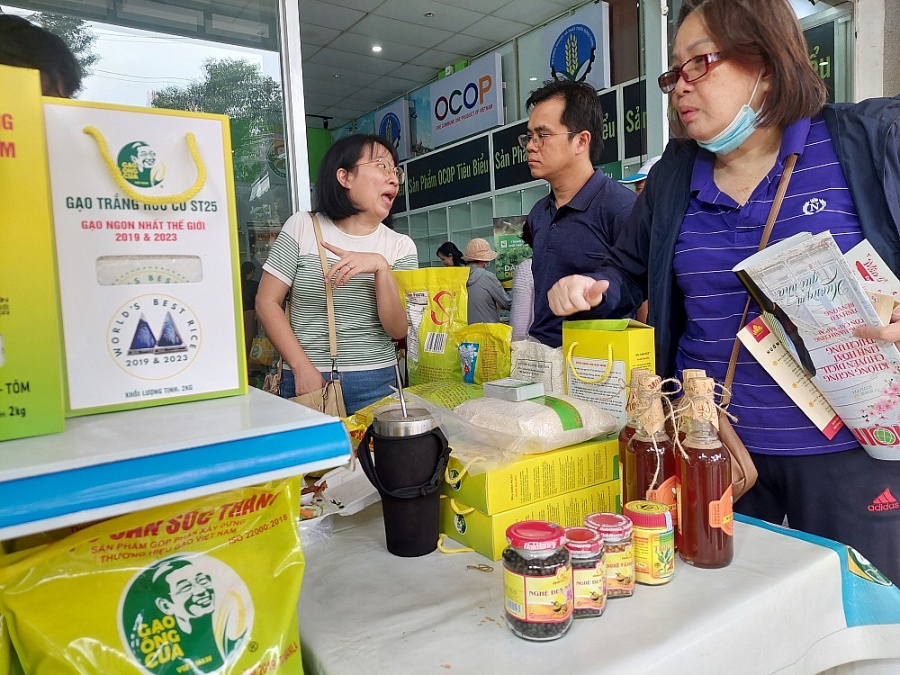 Người dân thỏa sức mua sắm nông đặc sản Người dân thỏa sức mua sắm nông đặc sản