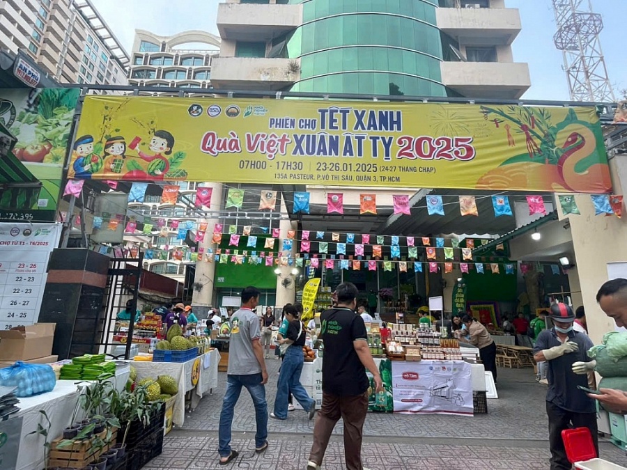 Người dân thỏa sức mua sắm nông đặc sản Người dân thỏa sức mua sắm nông đặc sản