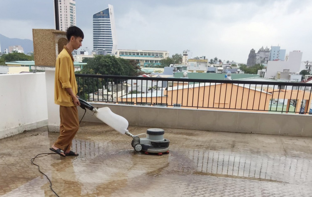 Đánh bóng sàn - một công việc nặng nhọc thường do nam giớii thực hiện.