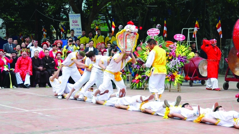 Điệu múa “Lột rắn” tại đình Trường Lâm (phường Việt Hưng, quận Long Biên, Hà Nội) nơi thờ thần rắn Linh Lang Đại Vương