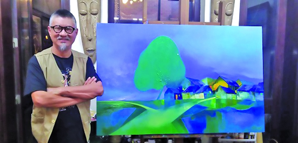 Họa sĩ Đào Hải Phong bên tác phẩm mới