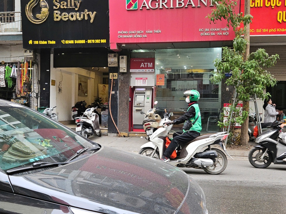 Người dân rút ATM thưa thớt thời điểm cận Tết