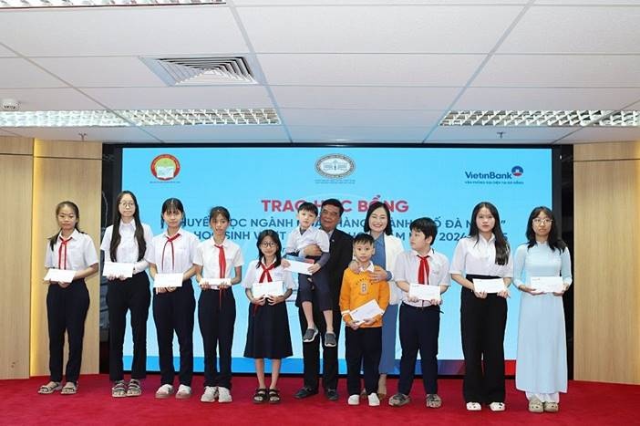 Đại diện VietinBank trao 150 suất học bổng với tổng trị giá 300 triệu đồng cho các em sinh viên, học sinh có hoàn cảnh khó khăn, vượt khó hiếu học  trên địa bàn Đà Nẵng