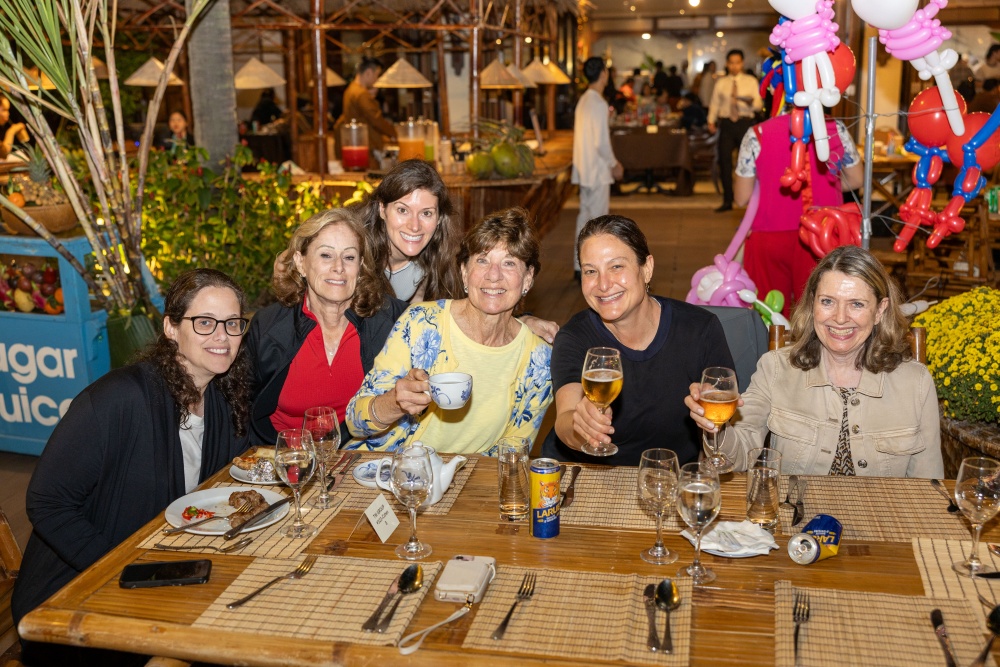 Rất nhiều du khách nước ngoài tỏ ra thích thú khi tham gia các phiên “Chợ Quê Tết”.