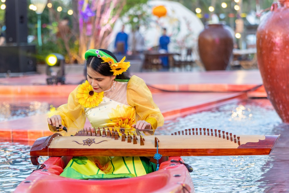 Cùng với đó là chuỗi hoạt động nghệ thuật thú vị như diễn Lân Sư Rồng chúc tết hay chương trình ca múa nhạc và các trò chơi dân gian đầy thú vị. 