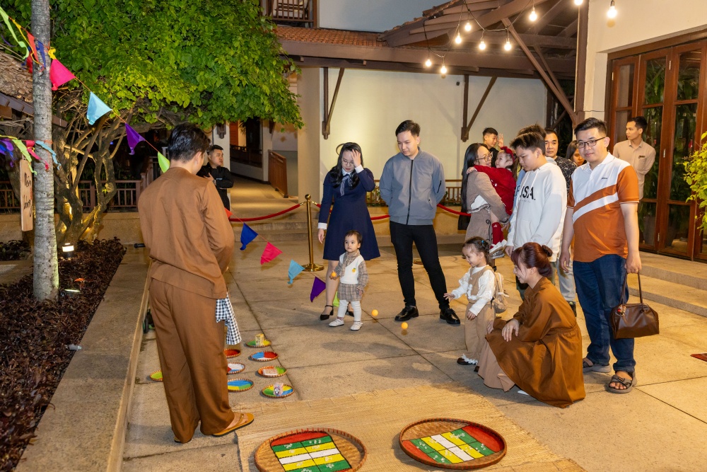 Tại các phiên chợ du khách được du khách được chìm đắm trong sắc màu lễ hội văn hóa dân gian.