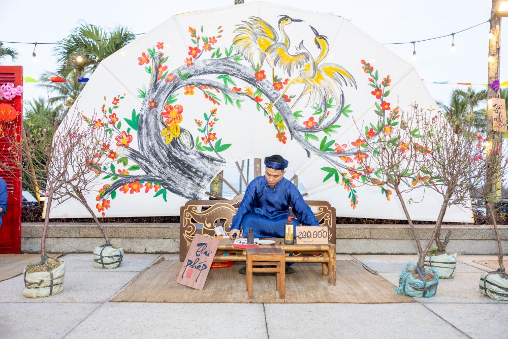 không gian tranh thư pháp độc đáo do các nghệ nhân thực hiện.
