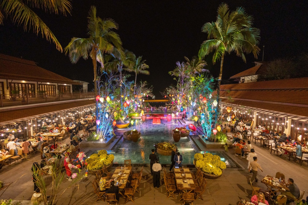 Khởi nguồn từ cảm hứng đó, Khu nghỉ dưỡng Di sản ẩm thực Furama Resort Đà Nẵng đã tiên phong khởi xướng tái hiện một cách chân thực và sống động hình ảnh chợ quê Tết, mang đến cho du khách những trải nghiệm khó quên qua sự kiện ẩm thực thường niên “Chợ Quê Tết” từ những năm 2010.