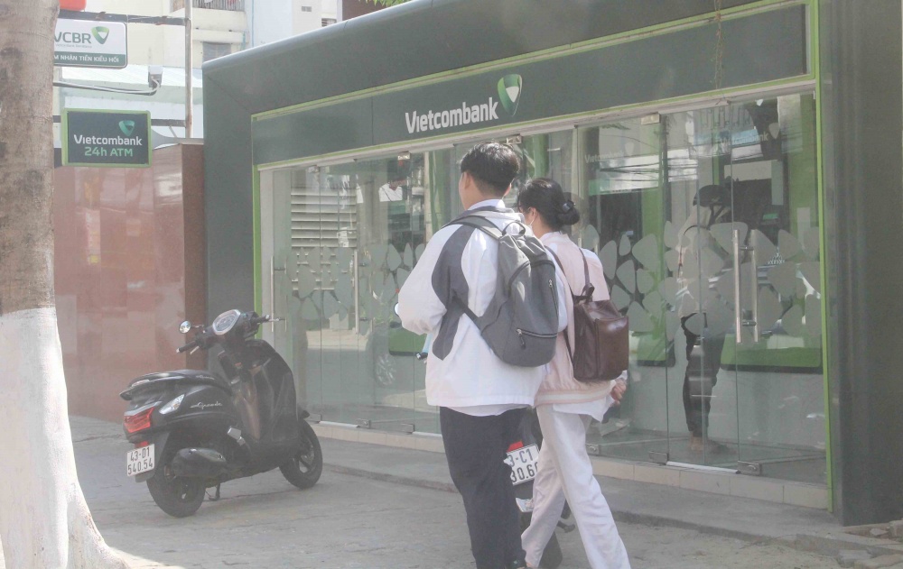 Các TCTD bố trí nhân sự trực kiểm tra, giám sát tình trạng hoạt động của các máy ATM thường xuyên Các TCTD bố trí nhân sự trực kiểm tra, giám sát tình trạng hoạt động của các máy ATM thường xuyên