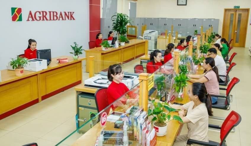 Các TCTC trên địa bàn thành phố các TCTD đã bố trí nhân sự làm việc ngoài giờ, tăng cường hỗ trợ khách hàng để tránh xảy ra nghẽn mạng hoặc gián đoạn giao dịch. Các TCTC trên địa bàn thành phố các TCTD đã bố trí nhân sự làm việc ngoài giờ, tăng cường hỗ trợ khách hàng để tránh xảy ra nghẽn mạng hoặc gián đoạn giao dịch.