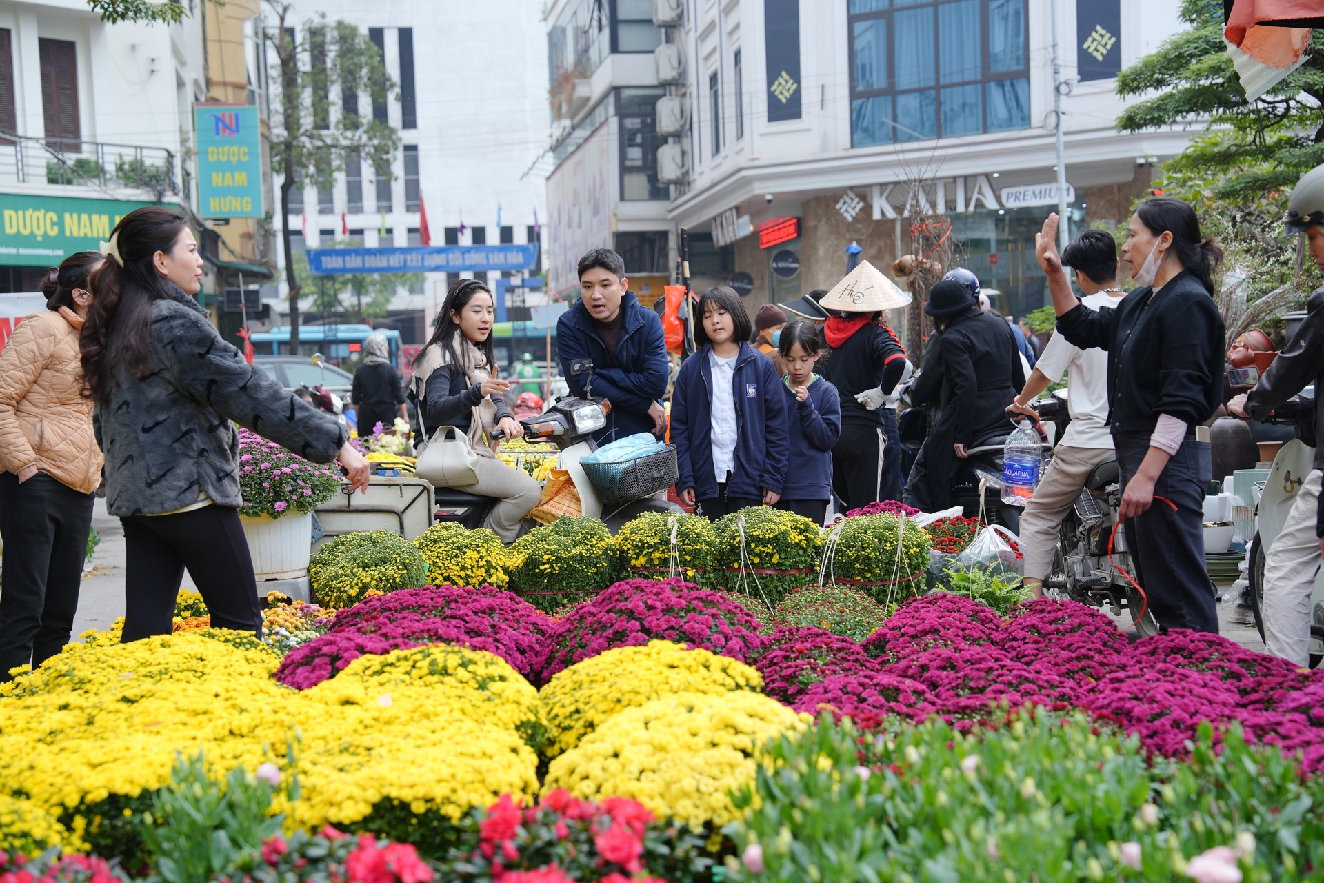 Chợ hoa xuân nhộn nhịp những ngày cận Tết Chợ hoa xuân nhộn nhịp những ngày cận Tết